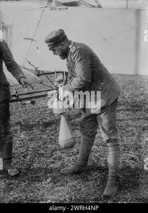 Bombe an einem deutschen Flugzeug, 16. Januar 1915 (Datum der Erstellung oder Veröffentlichung später). Ein deutscher Soldat, der während des Ersten Weltkriegs eine Bombe an einem Flugzeug befestigt Stockfoto