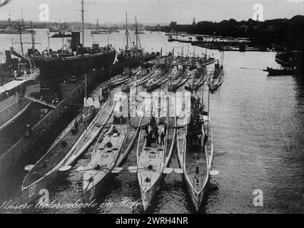 Deutsche U-Boote im Hafen zwischen 1914 und 1915. Deutsche U-Boote in einem Hafen. Erste Reihe (von links nach rechts): U-22, U-20 (versank die Lusitania), U-19 und U-21. Hintere Reihe (von links nach rechts): U-14, U-10 und U-12. Stockfoto