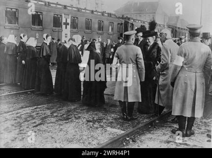 Kaiserin besuchte zwischen 1914 und 1915 einen Zug der Verwundeten in Breslau. Augusta Victoria von Schleswig-Holstein (1858–1921), die letzte deutsche Kaiserin und Königin von Preußen (Ehefrau Wilhelm II.), besuchte während des Ersten Weltkrieges verwundete Soldaten in einem Zug in Breslau (heute Breslau, Polen) Stockfoto