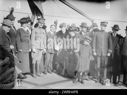 Abreise der U.S.S. Jason: Mrs. Chas. Saltzman, Mrs. Lawton, Major Lawton, C.O. Laughlin, Mrs. L. Wood, Frau W. Draper, G. McAneny, G.R. Adamson, Lt. C.E. Courtney, zwischen 1914 und 1915. Menschen auf der US-amerikanischen Jason, der am 14. November 1914 von New York aus segelte und etwa 6 Millionen Geschenke für die Kinder Europas trug, die vom Ersten Weltkrieg betroffen waren Zu den dargestellten Personen gehören: Frau Leonard Wood, Ehefrau des Befehlshabers der Armee des Ostens; Frau W.K. Draper (Helen Fidelia Draper), Leiterin des New Yorker Kapitels des Roten Kreuzes; George McAneny, Präsident des New Yorker Verwaltungsrats der ALD Stockfoto