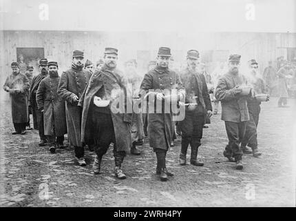 Gefangene, die Suppe bekommen, Zossen, zwischen 1914 und 1915. Gefangene mit Suppenschalen im Kriegsgefangenenlager Zossen, Wu&#xa8;nsdorf, Zossen, Deutschland, während des Ersten Weltkriegs Stockfoto