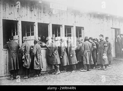 Gefangene bekommen Rationen, Zossen, zwischen 1914 und 1915. Gefangene, die im Kriegsgefangenenlager Zossen, Wu&#xa8;nsdorf, Zossen, Deutschland, während des Ersten Weltkriegs Essen besorgen Stockfoto