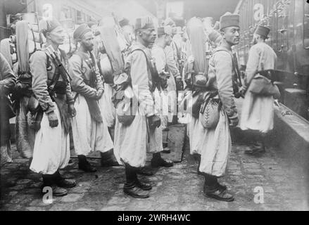 Algerische Soldaten, zwischen 1914 und 1915. Algerische Soldaten in Europa während des Ersten Weltkriegs Stockfoto