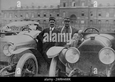 Boillot &amp; Rigal, 7. Oktober 1914 (Erstellungsdatum oder Veröffentlichung später). Die Rennfahrer Georges Louis Frederic Boillot (1884–1916) und Victor Rigal mit einem Peugot-Auto während ihres Dienstes in der französischen Armee während des Ersten Weltkriegs Stockfoto