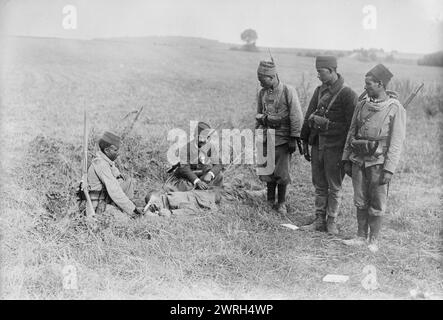 Französisch Succoring verwundete Deutsche, 1914. Französische marokkanische Soldaten, zwischen Villeroy und Neufmoutiers, Frankreich, die sich um einen verwundeten deutschen Soldaten während des Ersten Weltkriegs kümmern Stockfoto