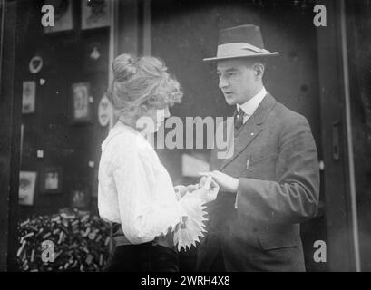 Henrietta Mielke schenkt eisernen Ring an Beitragende, 22. Oktober 1914 (Erstellungsdatum oder Veröffentlichung später). Henrietta Mielke (* 1897) gibt einem Mann einen Ring. Ihr Vater, Henry Mielke, war Ladenbesitzer und Mitglied der Organisation „Gold for Iron“ (Gold fur Eisen), die im Austausch gegen Gold und Juwelen, die zur Unterstützung der deutschen Kriegsanstrengungen während des Ersten Weltkriegs verwendet wurden, Eisenringe an Menschen gab Das Foto wurde wahrscheinlich draußen aufgenommen? Mielke's Geschäft befindet sich an der Second Avenue an der Ecke 87th Street in New York City. Stockfoto