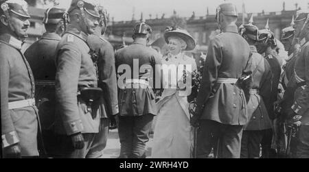 Kaiserin überreicht Rosen an abgehende Offiziere, zwischen 1914 und 1915. Augusta Viktoria von Schlewig-Holstein (1858–1921) letzte deutsche Kaiserin und Königin von Preußen mit deutschen Soldaten während des Ersten Weltkriegs Stockfoto