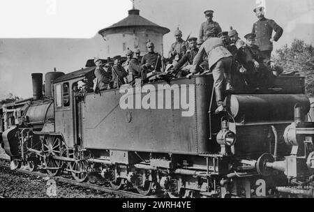 Deutsche Truppen auf dem Weg nach Russland zwischen 1914 und 1915. Deutsche Soldaten saßen während des Ersten Weltkriegs auf einer Eisenbahnlokomotive, die nach Russland fuhr Stockfoto