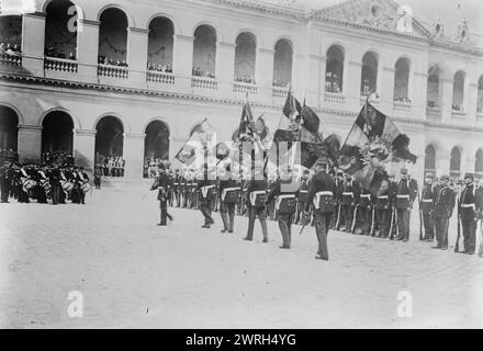 Deutsche Flaggen erhalten bei Invalides, Paris, 27. Oktober 1914 (Datum der Erstellung oder Veröffentlichung später). Deutsche Flaggen, die während des Ersten Weltkriegs von französischen Soldaten im L'Ho^tel National des Invalides in Paris, Frankreich, getragen wurden Stockfoto