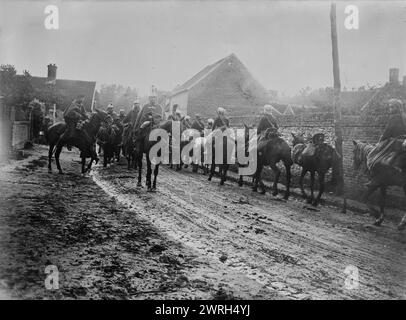 Ribecourt, Dragoon &amp; Spahi Patrouillen treffen sich, 1914. Eine Patrouille von Kürassieren (links) (berittene Kavallerie-Soldaten) und der ersten marokkanischen Spahis (rechts) in Ribecourt, Frankreich, während des Ersten Weltkriegs Stockfoto