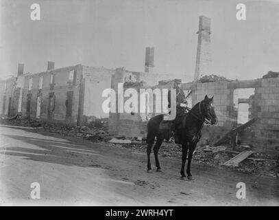 Bonnefond (Dramatiker) in Ruins of Epine, 1914. Autor Bonnefond zu Pferd vor Ruinen in Epine, Frankreich während des Ersten Weltkriegs Stockfoto