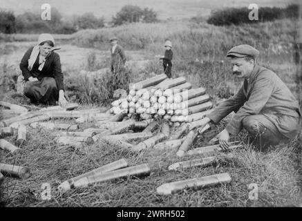 Deutsche Munition, die in der Schlacht an der Marne am 29.10.14, 29.10.1914, aufgegeben wurde (Datum, das später erstellt oder veröffentlicht wurde). Ein Mann und eine Frau, die Artilleriegeschosse auf dem Boden in Frankreich nach der ersten Schlacht an der Marne während des Ersten Weltkriegs beobachten Stockfoto