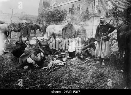 Spahis im Lager in Arsy nach der Schlacht, 1914. Marokkanische französische Soldaten um ein Feuer herum, wahrscheinlich in Ribecourt, Frankreich während des Ersten Weltkriegs Stockfoto