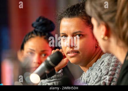 Alice Hasters, Autorin, Literaturhaus, München, 12. März 2024 Deutschland, München, 12. März 2024, Alice Hasters, geb. 1989, Journalistin und Autorin, im Literaturhaus München, bei der Veranstaltung: Toni Morrison sehr blaue Augen - ein Abend mit Alice Hasters, links leicht verdeckt Isabell Antonia Höckel, Schauspielerin und Sprecherin, *** Alice Hasters, Autorin, Literaturhaus, München, 12. März 2024 Deutschland, München, 12. März 2024, Alice Hasters, geboren 1989, Journalistin und Autorin, am Literaturhaus München, bei der Veranstaltung Toni Morrison sehr blaue Augen an Abend mit Alice Hasters, links Stockfoto