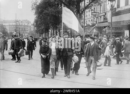 Französische Reservisten fahren zwischen 1914 und 1915 zum Bahnhof R. R. in Paris. Französische Reservesoldaten marschieren während des Ersten Weltkriegs vor der Brasserie Bougeneaux (9 Rue de Strasbourg) in Paris, Frankreich, auf ihrem Weg zum Gare de l’Est Stockfoto