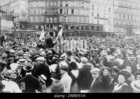 Reservisten am Gare de L'Est, Paris, zwischen 1914 und 1915. Reservisten und Menschenmenge am Gare de Paris-Est (Bahnhof), Paris zu Beginn des Ersten Weltkriegs Stockfoto