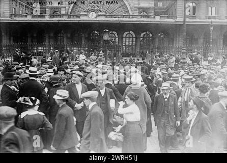 Reservisten am Gare de l'Est, Paris, 1914. Reservisten und Menschenmenge am Gare de Paris-Est (Bahnhof), Paris zu Beginn des Ersten Weltkriegs Stockfoto