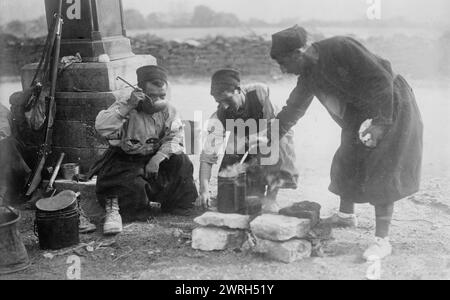 Französische Zouaves, die zwischen 1914 und 1915 einen Drink bekommen. Französische Zoave-Soldaten trinken mit Kellen zu Beginn des Ersten Weltkriegs Stockfoto