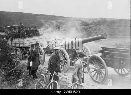 Französische Belagerungskanone, zwischen 1914 und 1915. Französische Soldaten in Motortraktoren, die zu Beginn des Ersten Weltkriegs eine große Pistole entlang der Straße ziehen Stockfoto