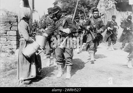 Bauern, die französische Soldaten trinken, zwischen 1914 und 1915. Eine Frau, die französische Soldaten zu Beginn des Ersten Weltkriegs Wasser gab Stockfoto