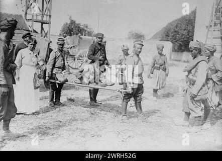 Verwundet Marokkaner auf einer Bahre, zwischen 1914 und 1915. Ein verwundeter Soldat aus Marokko auf einer Liege während des Ersten Weltkriegs Stockfoto