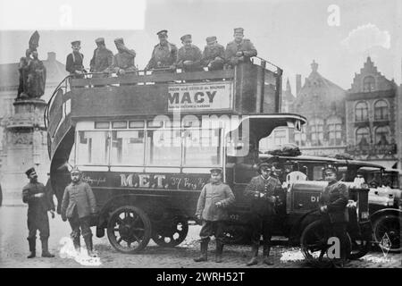 Ein englischer Autobus, der von Deutschen in Belg benutzt wurde. [D. h. Belgien], zwischen 1914 und 1915. Deutsche Soldaten in einem gefangengenommenen englischen Bus auf dem Marktplatz in Brügge, Belgien, während des Ersten Weltkriegs Die Statue im Hintergrund zeigt Jan Breydel und Pieter de Coninck. Stockfoto