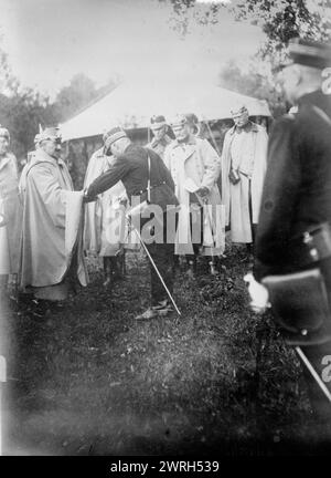 Gen. Pau &amp; Kaiser, zwischen 1914 und 1915. Der französische General Paul Marie Cesar Gerald Pau (1848-1932) mit Kaiser Wilhelm II. Von Deutschland (1859-1941). Stockfoto