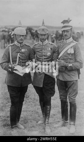 Kronprinz, Keim. [D. h. Deutschland], zwischen 1914 und 1915. Deutscher Kronprinz Wilhelm (1882–1951) mit zwei weiteren Soldaten im Ersten Weltkrieg Stockfoto