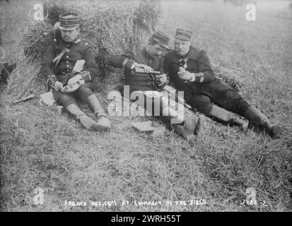 Französische Offiziere beim Mittagessen im Feld, zwischen 1914 und 1915. Französische Soldaten essen und trinken Wein auf einem Feld wahrscheinlich während des Ersten Weltkriegs Stockfoto