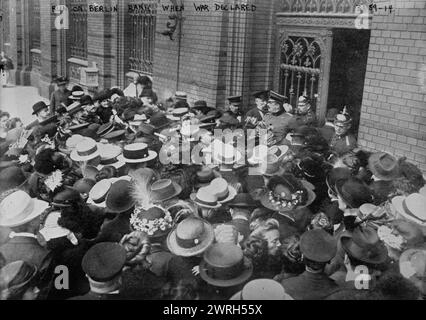 Lauf auf der Berliner Bank, als der Krieg ausgerufen wurde, August 1914. Menschenmenge vor der Tür einer Bank in Berlin zu Beginn des Ersten Weltkriegs Stockfoto