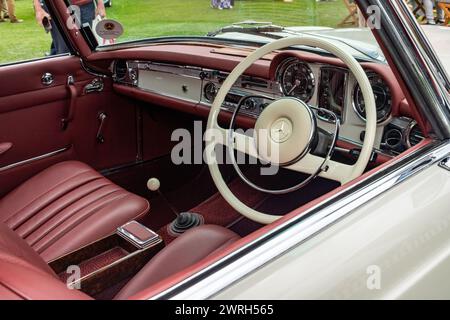 Klassischer Mercedes Benz auf der Oldtimer-Ausstellung in London Concours Stockfoto