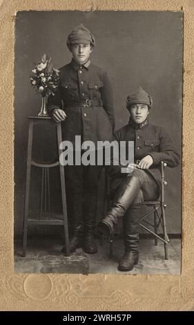 Porträt zweier Soldaten der Roten Armee, 1920-1929. Aus einer Sammlung von 136 Fotografien von Irkutsk aus dem späten 19. Und frühen 20. Jahrhundert. Die Fotografien zeigen sowohl die Stadt Irkutsk als auch die Landschaft der Provinz Irkutsk, die Transportmittel und die Bürger - einschließlich ihrer Lebensweise, sozialen Aktivitäten und Formen der Unterhaltung. Städtisches Geschichtsmuseum Irkutsk Stockfoto