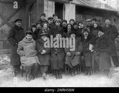 Das Dal'geolkom-Kollektiv hat den Geologen P.I. Polevoi 1928 nach Leningrad abgestoßen. Aus dem Familienarchiv des prominenten Geologen Michail Alekseevich Pawlow (1884-1938). Noch als Student nahm Pawlow an der versuchten Expedition zum Nordpol in den Jahren 1912–2014 Teil, die von dem Arktis-Entdecker Georgii Iakovlewitsch Sedow (1877–1914) geleitet wurde. Zusammen mit seinem Schulfreund und Universitätsfreund Wladimir IUL’evich Vize (1886–1954), der als Geograph der Expedition diente, sammelte Pawlow zahlreiche wissenschaftliche Daten über den nördlichen Archipel Nowaja Semlja. Die Fotografien stammen aus der Zeit um 187 Stockfoto