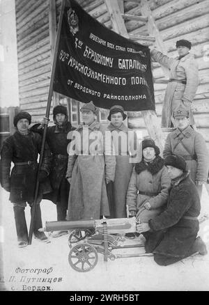 Das Banner des regionalen Exekutivkomitees Berdsk wird von den Soldaten des 3. Berdsker Bataillons des 62. Roten Bannerregiments 1928 gehalten. Aus einer Sammlung von 153 Fotografien und Dokumenten, die aus den persönlichen Archiven von Menschen stammen, die im späten 19. Und frühen 20. Jahrhundert in der Stadt Berdsk lebten. Die Kollektion bietet Einblicke in den Alltag, die Atmosphäre und die Aktivitäten in Berdsk, einem der wichtigsten Zentren der Getreideverarbeitung zu dieser Zeit. Die Fotos zeigen Gruppen von Schülern und Lehrern, einheimische Mühlen, Menschen in Landwirtschaft und Industrie, Soldaten, Kinder und Jo Stockfoto