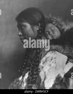 Eskimo Mutter und Kind, 1905, gedruckt (1923?). Stockfoto