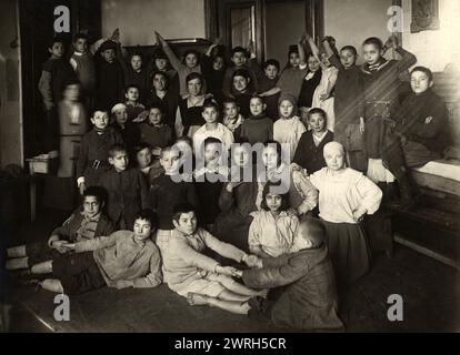 Spielplatz - Gymnastikgruppe, Minsk, 1920-1929. Zu Beginn der Stalin-Ära errichtete der Kreml ein neues Verwaltungsgebiet im sowjetischen Fernen Osten, die jüdische Autonome Region, um als jüdische Heimat zu dienen. Die Hauptstadt der Region war die Stadt Birobidzhan. Dieses Album enthält 274 Fotografien aus den frühen Jahren von Birobidzhan, beginnend in den späten 1920er Jahren Nationalbibliothek von Russland Stockfoto