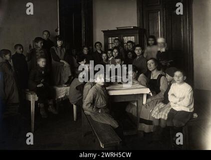 Minsk: Sitzung des Kinderkomitees, 1920-1929. Zu Beginn der Stalin-Ära errichtete der Kreml ein neues Verwaltungsgebiet im sowjetischen Fernen Osten, die jüdische Autonome Region, um als jüdische Heimat zu dienen. Die Hauptstadt der Region war die Stadt Birobidzhan. Dieses Album enthält 274 Fotografien aus den frühen Jahren von Birobidzhan, beginnend in den späten 1920er Jahren Nationalbibliothek von Russland Stockfoto