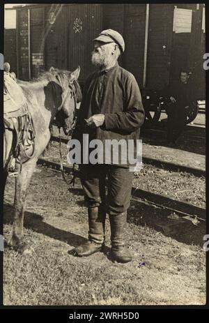 Bahnhof Bira - Fremdenführer mit Pferd, 1929. Zu Beginn der Stalin-Ära errichtete der Kreml ein neues Verwaltungsgebiet im sowjetischen Fernen Osten, die jüdische Autonome Region, um als jüdische Heimat zu dienen. Die Hauptstadt der Region war die Stadt Birobidzhan. Dieses Album enthält 274 Fotografien aus den frühen Jahren von Birobidzhan, beginnend in den späten 1920er Jahren Nationalbibliothek von Russland Stockfoto