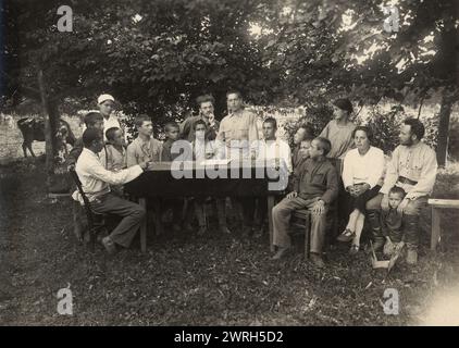 Landwirtschaftsschule (Bauernhof) in der Nähe von Minsk, 1922. Zu Beginn der Stalin-Ära errichtete der Kreml ein neues Verwaltungsgebiet im sowjetischen Fernen Osten, die jüdische Autonome Region, um als jüdische Heimat zu dienen. Die Hauptstadt der Region war die Stadt Birobidzhan. Dieses Album enthält 274 Fotografien aus den frühen Jahren von Birobidzhan, beginnend in den späten 1920er Jahren Nationalbibliothek von Russland Stockfoto