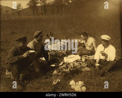 Mittagessen am Halt. Gruppenporträt, 1920-1929. Zu Beginn der Stalin-Ära errichtete der Kreml ein neues Verwaltungsgebiet im sowjetischen Fernen Osten, die jüdische Autonome Region, um als jüdische Heimat zu dienen. Die Hauptstadt der Region war die Stadt Birobidzhan. Dieses Album enthält 274 Fotografien aus den frühen Jahren von Birobidzhan, beginnend in den späten 1920er Jahren Nationalbibliothek von Russland Stockfoto