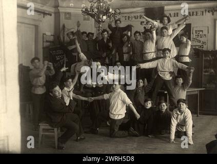 In Studentenwohnheim - Drama Club (GOSET Künstler - Genosse Shteiman), jüdische Druckschule, Moskau, 1922-1923. Zu Beginn der Stalin-Ära errichtete der Kreml ein neues Verwaltungsgebiet im sowjetischen Fernen Osten, die jüdische Autonome Region, um als jüdische Heimat zu dienen. Die Hauptstadt der Region war die Stadt Birobidzhan. Dieses Album enthält 274 Fotografien aus den frühen Jahren von Birobidzhan, beginnend in den späten 1920er Jahren Nationalbibliothek von Russland Stockfoto