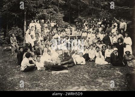 Jüdische Pädagogische Hochschule und Landwirtschaftsschule - Generalversammlung, Minsk, 1922-1923. Im Zentrum steht der Regisseur, Genosse Frankfurt. Zu Beginn der Stalin-Ära errichtete der Kreml ein neues Verwaltungsgebiet im sowjetischen Fernen Osten, die jüdische Autonome Region, um als jüdische Heimat zu dienen. Die Hauptstadt der Region war die Stadt Birobidzhan. Dieses Album enthält 274 Fotografien aus den frühen Jahren von Birobidzhan, beginnend in den späten 1920er Jahren Nationalbibliothek von Russland Stockfoto