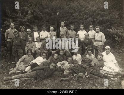 Landwirtschaftsschule (Bauernhof) bei Minsk: Generalversammlung, 1922. Zu Beginn der Stalin-Ära errichtete der Kreml ein neues Verwaltungsgebiet im sowjetischen Fernen Osten, die jüdische Autonome Region, um als jüdische Heimat zu dienen. Die Hauptstadt der Region war die Stadt Birobidzhan. Dieses Album enthält 274 Fotografien aus den frühen Jahren von Birobidzhan, beginnend in den späten 1920er Jahren Nationalbibliothek von Russland Stockfoto