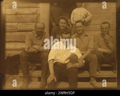 Auf einer Pause - Gruppenporträt, 1929. Zu Beginn der Stalin-Ära errichtete der Kreml ein neues Verwaltungsgebiet im sowjetischen Fernen Osten, die jüdische Autonome Region, um als jüdische Heimat zu dienen. Die Hauptstadt der Region war die Stadt Birobidzhan. Dieses Album enthält 274 Fotografien aus den frühen Jahren von Birobidzhan, beginnend in den späten 1920er Jahren Nationalbibliothek von Russland Stockfoto