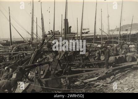 Im Hafen von Wladiwostok, 1929. Zu Beginn der Stalin-Ära errichtete der Kreml ein neues Verwaltungsgebiet im sowjetischen Fernen Osten, die jüdische Autonome Region, um als jüdische Heimat zu dienen. Die Hauptstadt der Region war die Stadt Birobidzhan. Dieses Album enthält 274 Fotografien aus den frühen Jahren von Birobidzhan, beginnend in den späten 1920er Jahren Nationalbibliothek von Russland Stockfoto