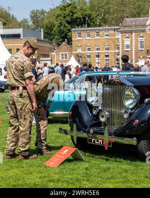 Gäste der London Concours Oldtimer Show Stockfoto