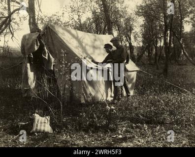 Im Zelt, 1929. Zu Beginn der Stalin-Ära errichtete der Kreml ein neues Verwaltungsgebiet im sowjetischen Fernen Osten, die jüdische Autonome Region, um als jüdische Heimat zu dienen. Die Hauptstadt der Region war die Stadt Birobidzhan. Dieses Album enthält 274 Fotografien aus den frühen Jahren von Birobidzhan, beginnend in den späten 1920er Jahren Nationalbibliothek von Russland Stockfoto