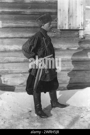 Bergarbeiterkostüm, 1911. Aus einer Sammlung, die mehr als vierhundert Fotografien des täglichen Lebens in der Provinz Jenisei in der späten Zarenzeit enthält. Fotos zeigen Bauern, Kosaken und hochrangige Beamte. Museum für Regionalgeschichte und Folklife der Region Krasnoiarsk Stockfoto