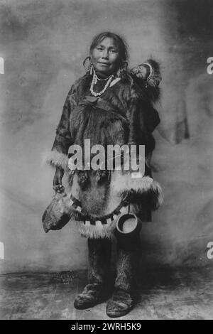 Eskimo Mutter mit einem Kind auf dem Rücken, 1916(?). Stockfoto