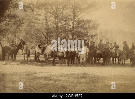 Eine Gruppe von Jägern zu Pferd, 1910-1919. Aus einer Sammlung von 136 Fotografien von Irkutsk aus dem späten 19. Und frühen 20. Jahrhundert. Die Fotografien zeigen sowohl die Stadt Irkutsk als auch die Landschaft der Provinz Irkutsk, die Transportmittel und die Bürger, einschließlich ihrer Lebensweise, sozialen Aktivitäten und Formen der Unterhaltung. Städtisches Geschichtsmuseum Irkutsk Stockfoto